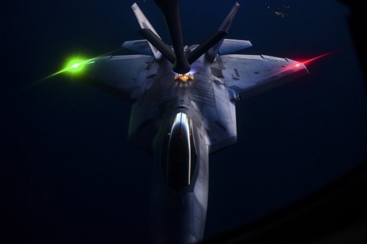 Απίστευτες φωτογραφίες μαχητικού F-22 Raptor από νυχτερινό εναέριο ανεφοδιασμό!