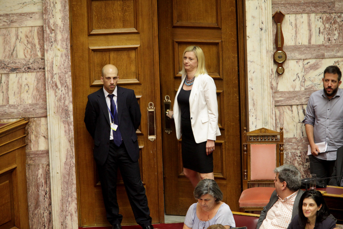 Ραχήλ Μακρή: “Απορώ γιατί ο Τσίπρας δεν έχει διώξει το περιβάλλον του”