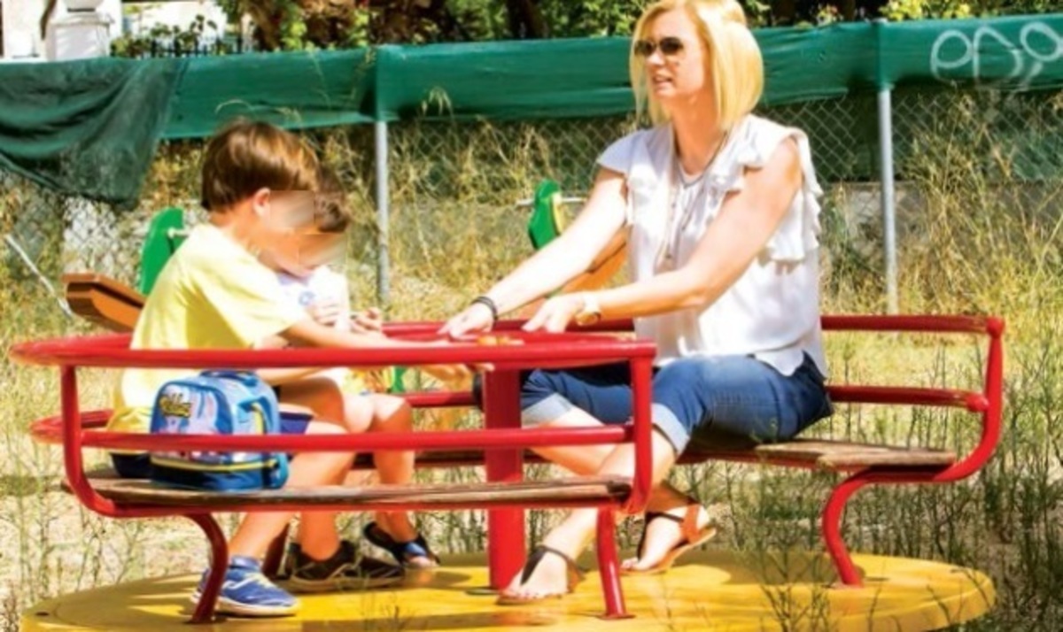 Η μαμά Ραχήλ Μακρή! Δείτε την στις κούνιες με τους γιους της