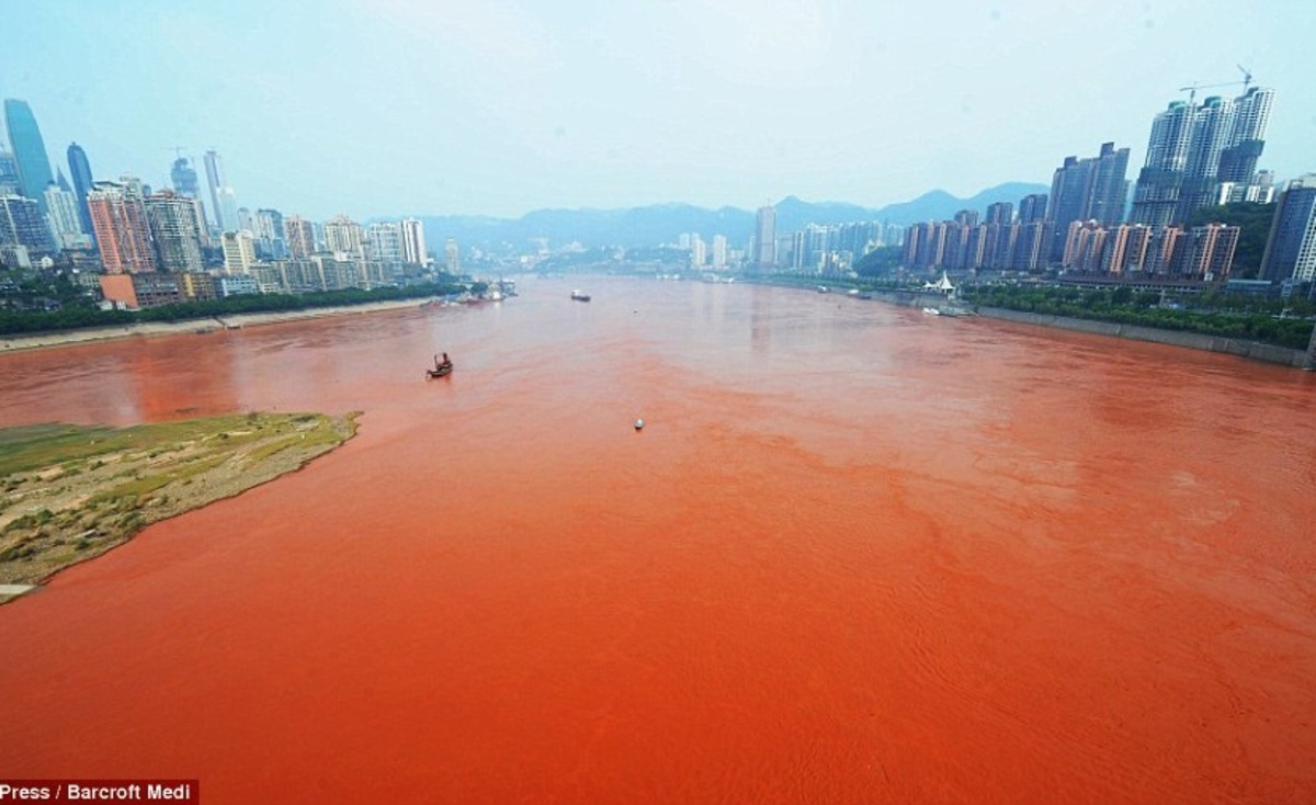 Και το ποτάμι βάφτηκε …κόκκινο! Απίστευτες φωτογραφίες από τη Κίνα