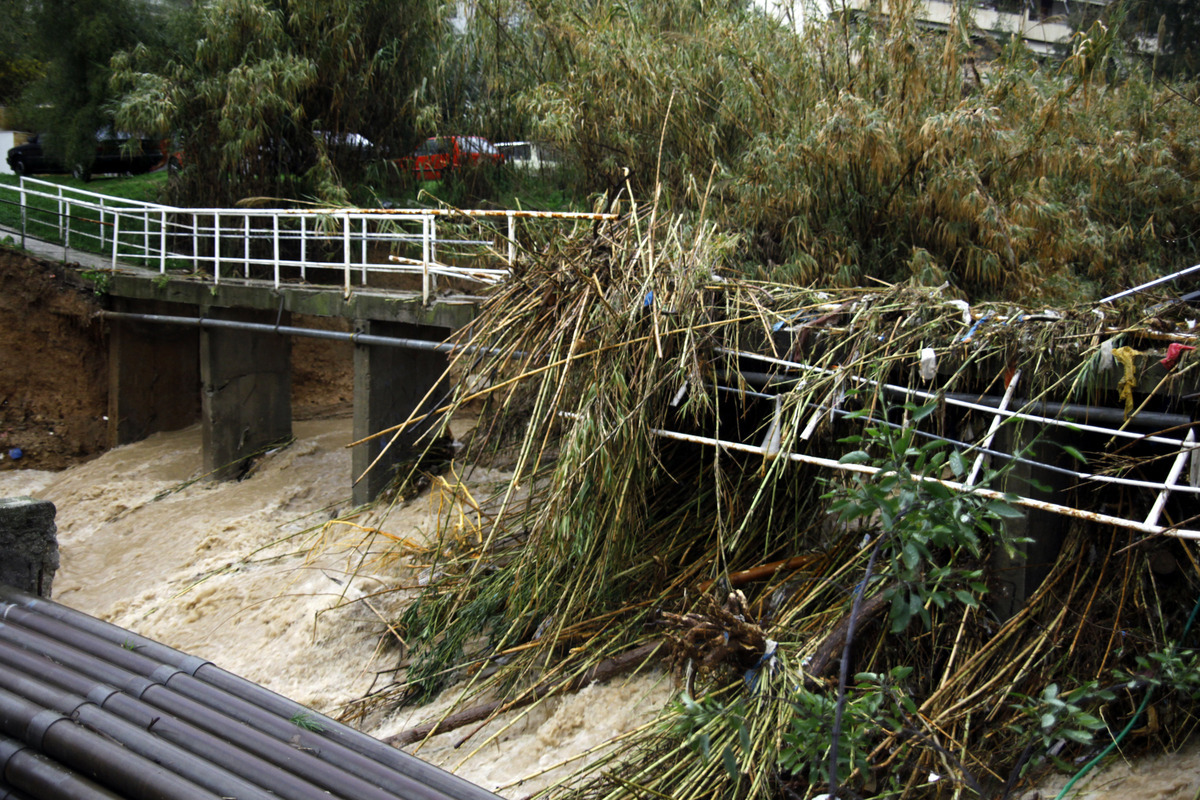 Καθαρισμός ρεμάτων σε δήμους του Πειραιά, για την αποτροπή πλημμυρών