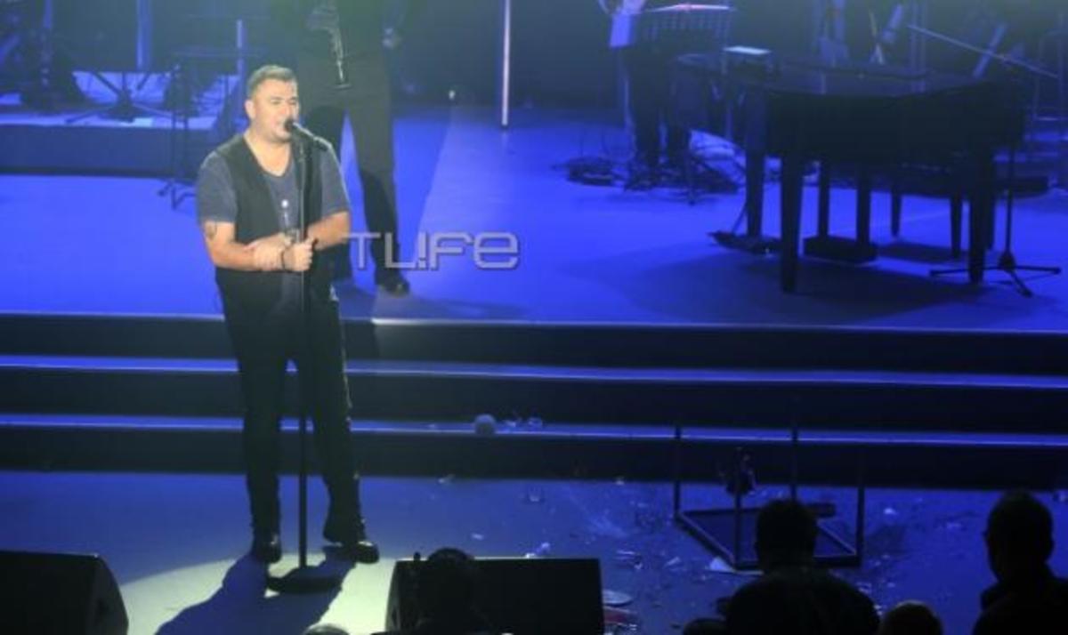 Δείτε καρέ καρέ τη στιγμή που ο θαμώνας πετάει στην πίστα το τραπέζι, την ώρα που τραγουδάει ο Ρέμος