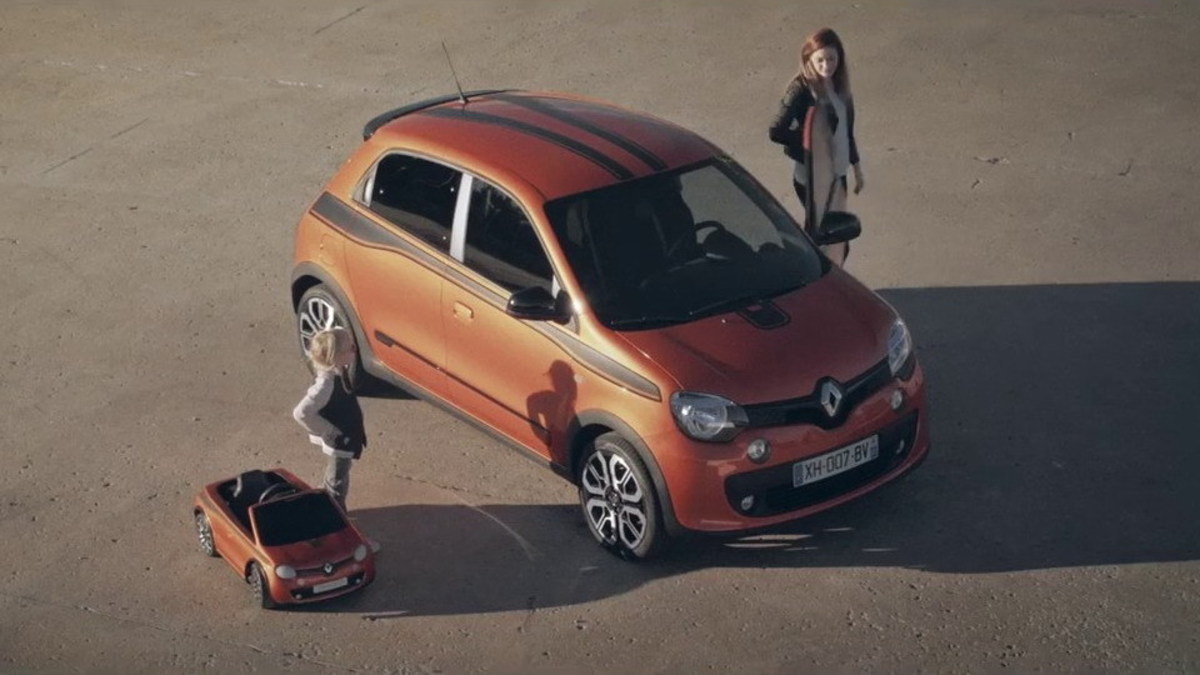 Viral: Κοριτσάκι με Renault Twingo GT κάνει θεαματικές «σβούρες»! [vid]