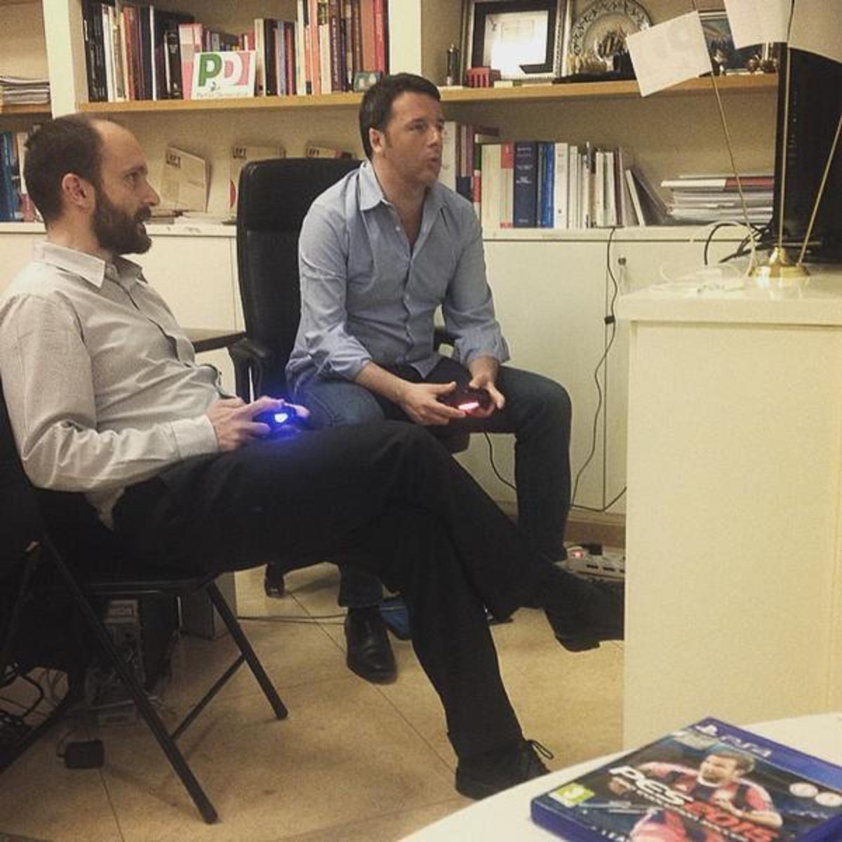Η Ιταλία ψήφιζε κι ο Ρέντσι έπαιζε… Playstation (ΦΩΤΟ)
