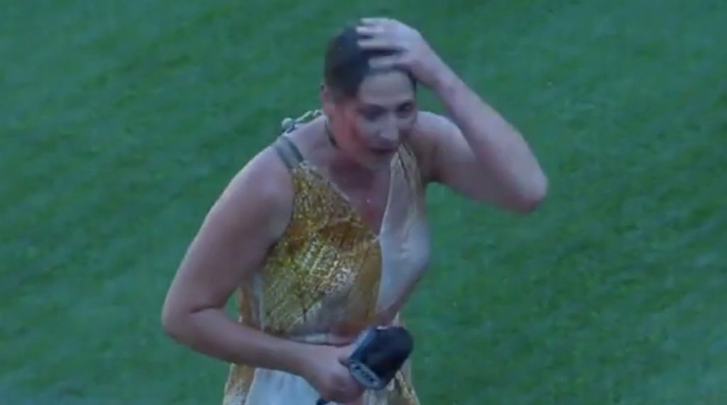 Είπε να κάνει τη δουλειά της κι έγινε… μούσκεμα (VIDEO)