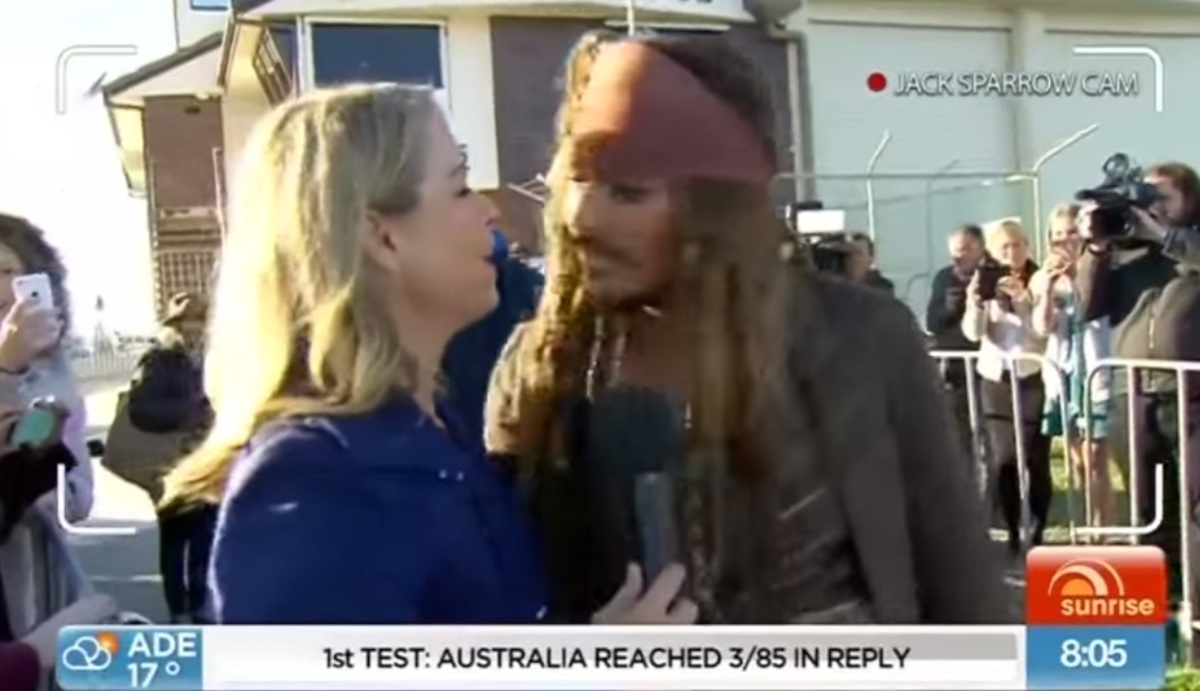 Ο Johnny Depp φίλησε ρεπόρτερ και της άρπαξε το μικρόφωνο!