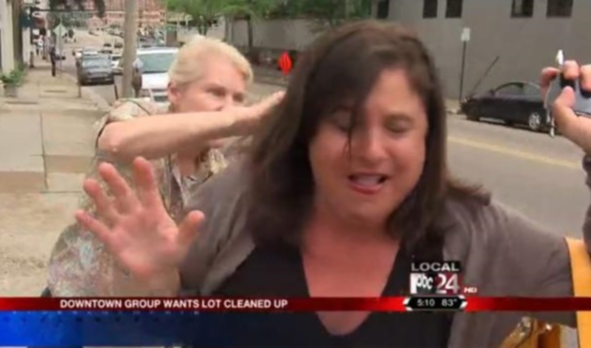 Απίστευτη on camera επίθεση σε ρεπόρτερ!