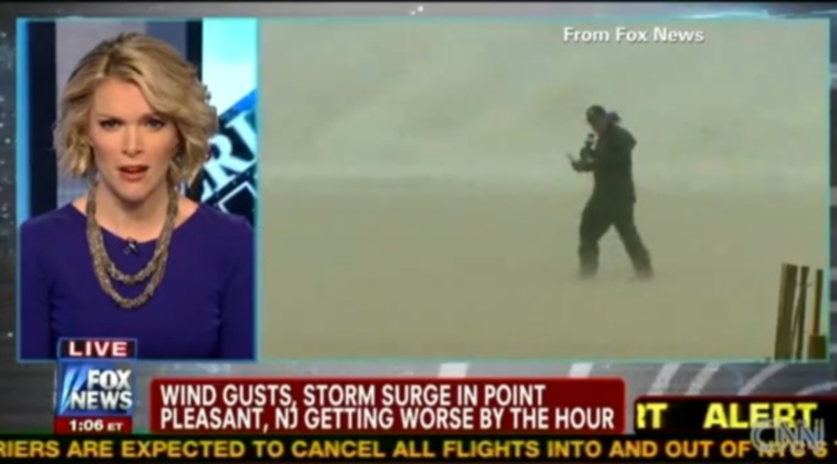 Ρεπόρτερ σε κίνδυνο – Τους πήρε και τους σήκωσε ο τυφώνας Sandy!