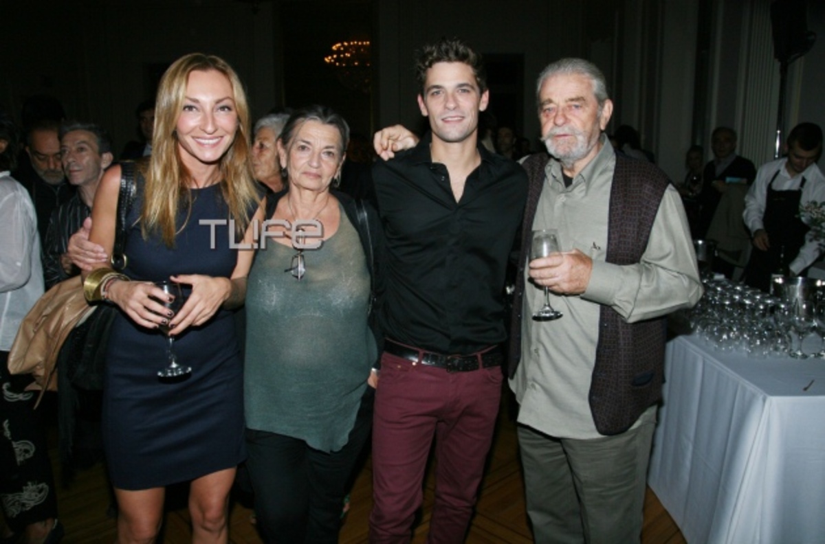 Α. Τότσικας: Φωτογραφίζεται με τους γονείς του και την σύντροφό του Ρ. Ρέβη!