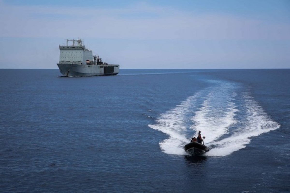 Tο Βρετανικό πολεμικό πλοίο RFA Cardigan Bay στον Πειραιά – ΒΙΝΤΕΟ
