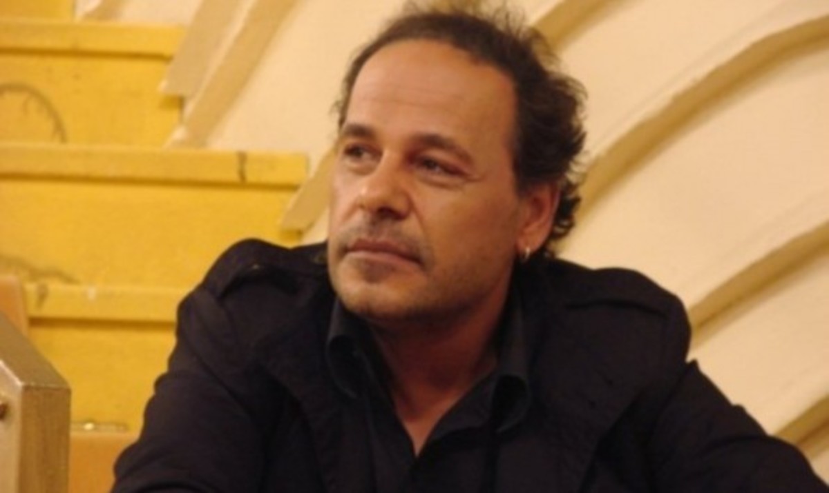 “Μπούκαραν” με κράνη και διέκοψαν παράσταση του Αλέξανδρου Ρήγα!