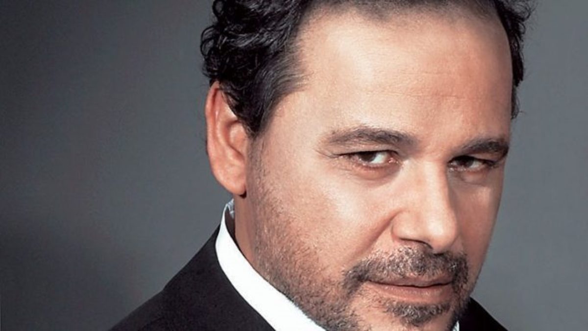 Ο Αλέξανδρος Ρήγας μιλάει για τις σειρές «Δύο Ξένοι» και «Οι στάβλοι της Εριέτας Ζαϊμη»