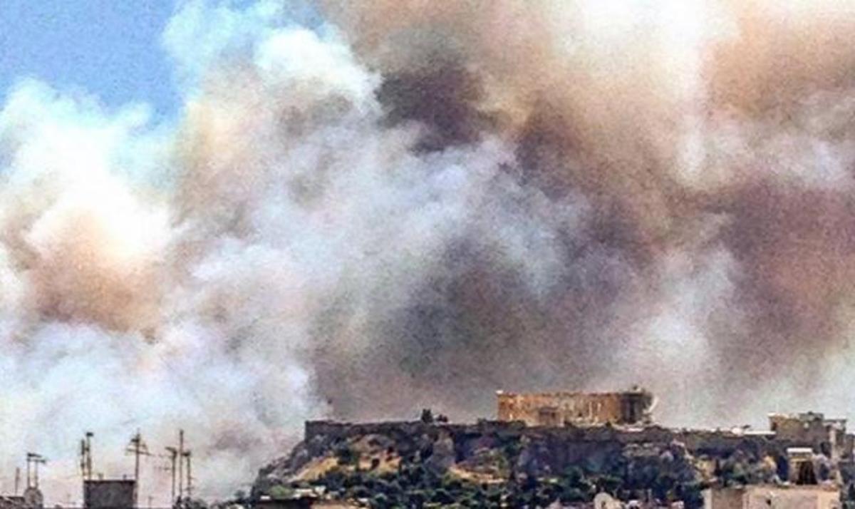 H Ακρόπολη με φόντο τον πυκνό καπνό της πυρκαγιάς και το μήνυμα διασήμου για την πολιτική κατάσταση της χώρας μας!