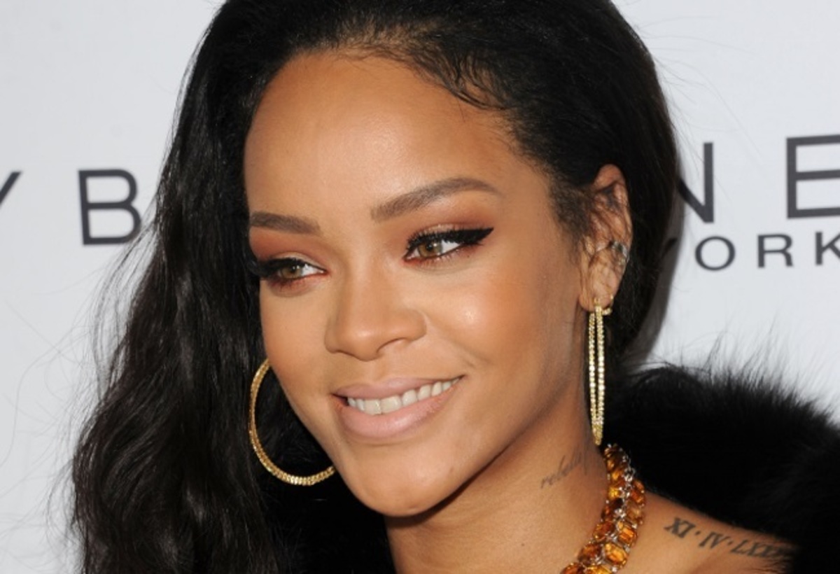 Tρομακτικό βίντεο! Η Rihanna κολυμπά ανάμεσα σε καρχαρίες