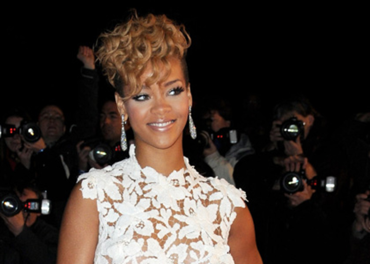 Ο Αλιάγας παρουσιάζει, η Rihanna τραγουδάει!