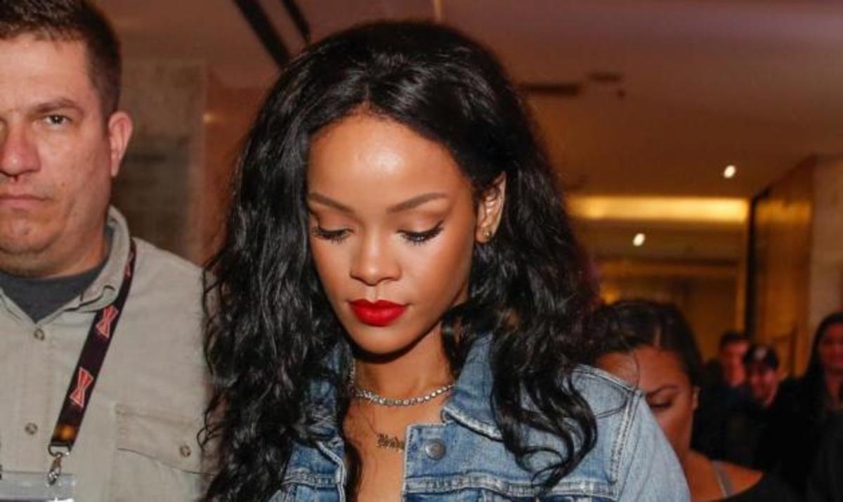 Δες πώς σνομπάρει η Rihanna άλλες… τραγουδίστριες!