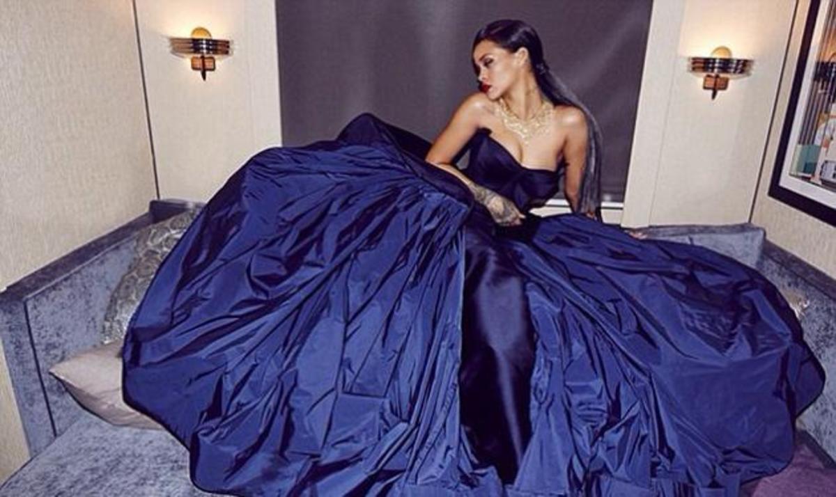 Η Rihanna ποζάρει topless και αναστατώνει!