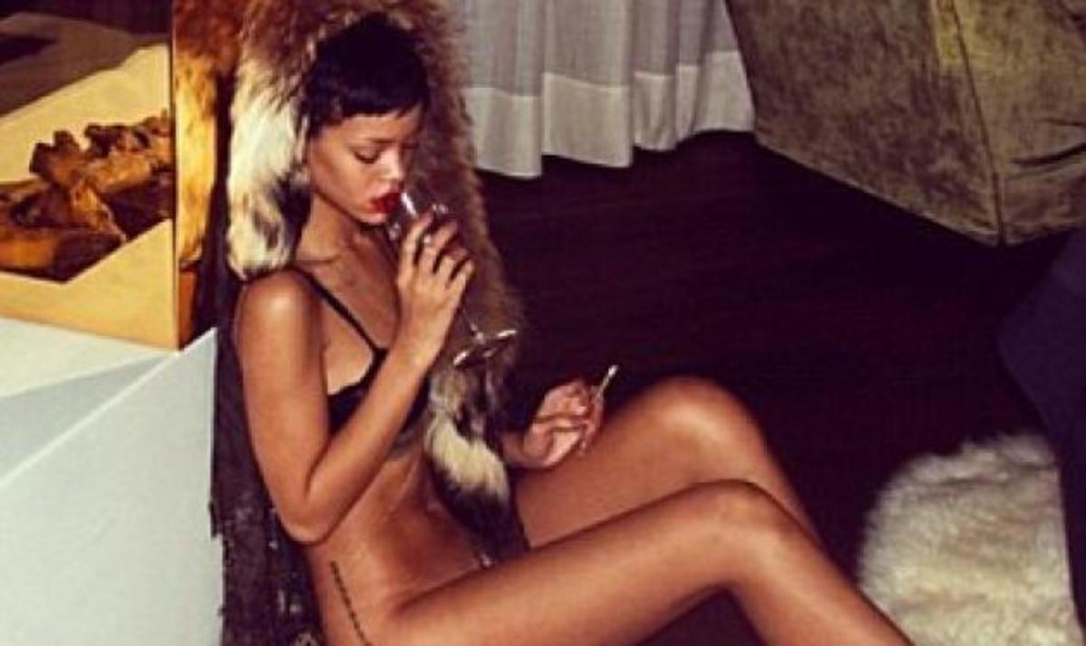 Νέα “καυτή” εμφάνιση της Rihanna: Ποζάρει ημίγυμνη με ένα ποτήρι κρασί στο χέρι!