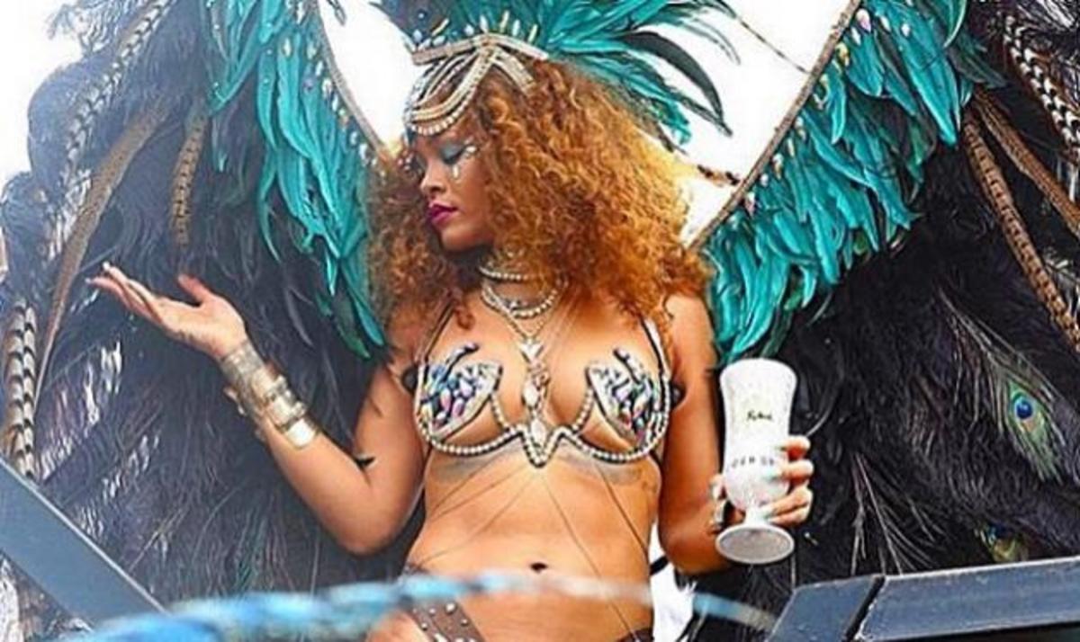 Rihanna: Με ποτό και τσιγάρο στο χέρι, χόρευε ημίγυμνη στα Barbados!