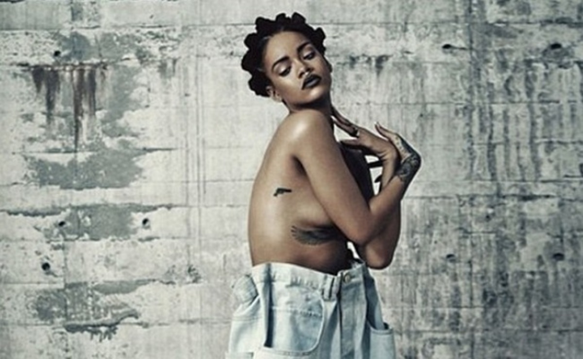 Rihanna: Κολάζει με τη νέα topless φωτογράφισή της!