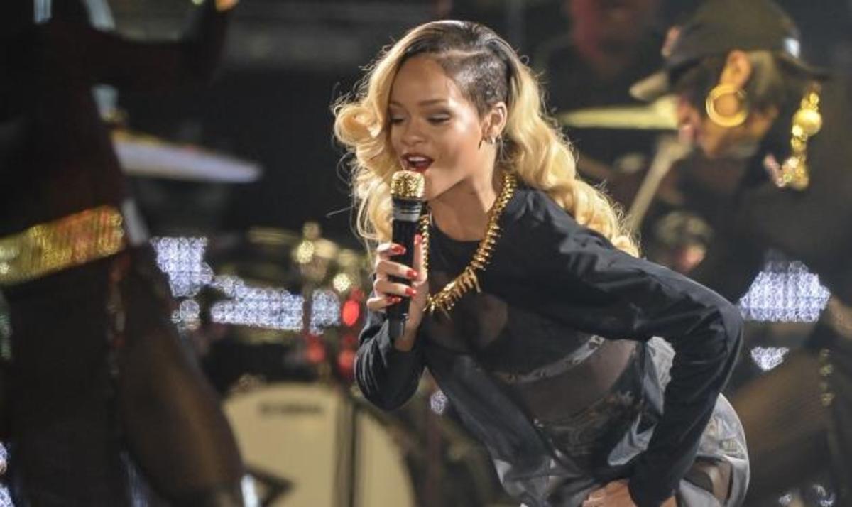 Τυλίχθηκε στις φλόγες η Rihanna! Δες το εντυπωσιακό εφέ στη σκηνή