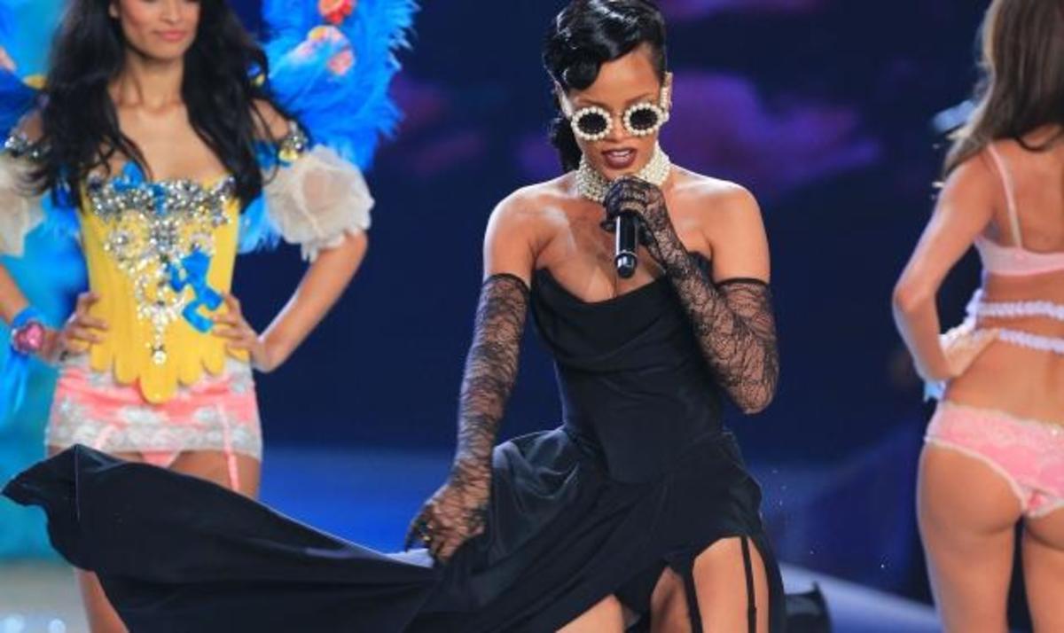Rihanna: Τραγούδησε φορώντας ζαρτιέρες και άναψε φωτιές στη σκηνή! Φωτογραφίες