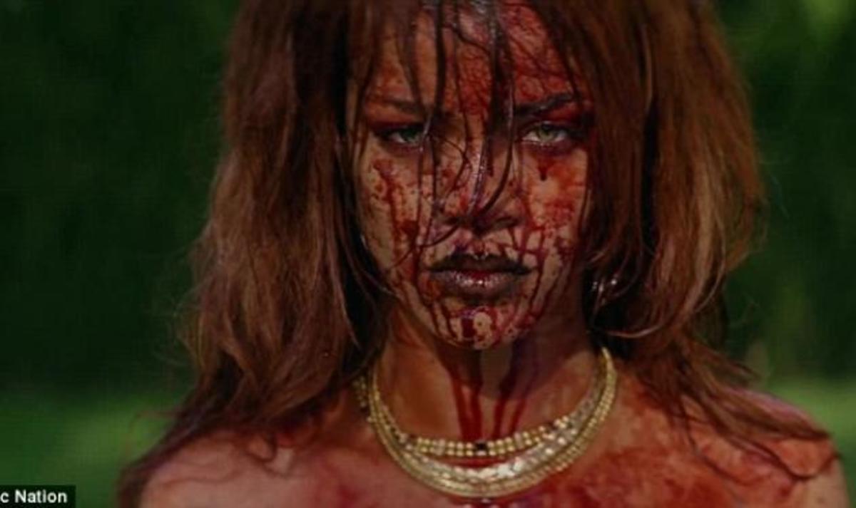 Rihanna: Σκληρές εικόνες στο νέο cideo clip της – Δείτε την τραγουδίστρια όπως την γέννησε η μαμά της!