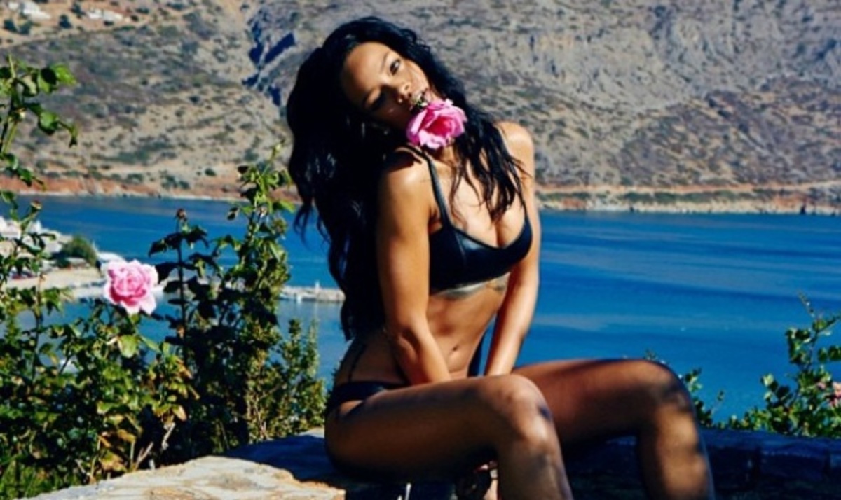 Rihanna: Ανεβάζει ασταμάτητα sexy φωτογραφίες από το ταξίδι-αστραπή στην Ελλάδα!