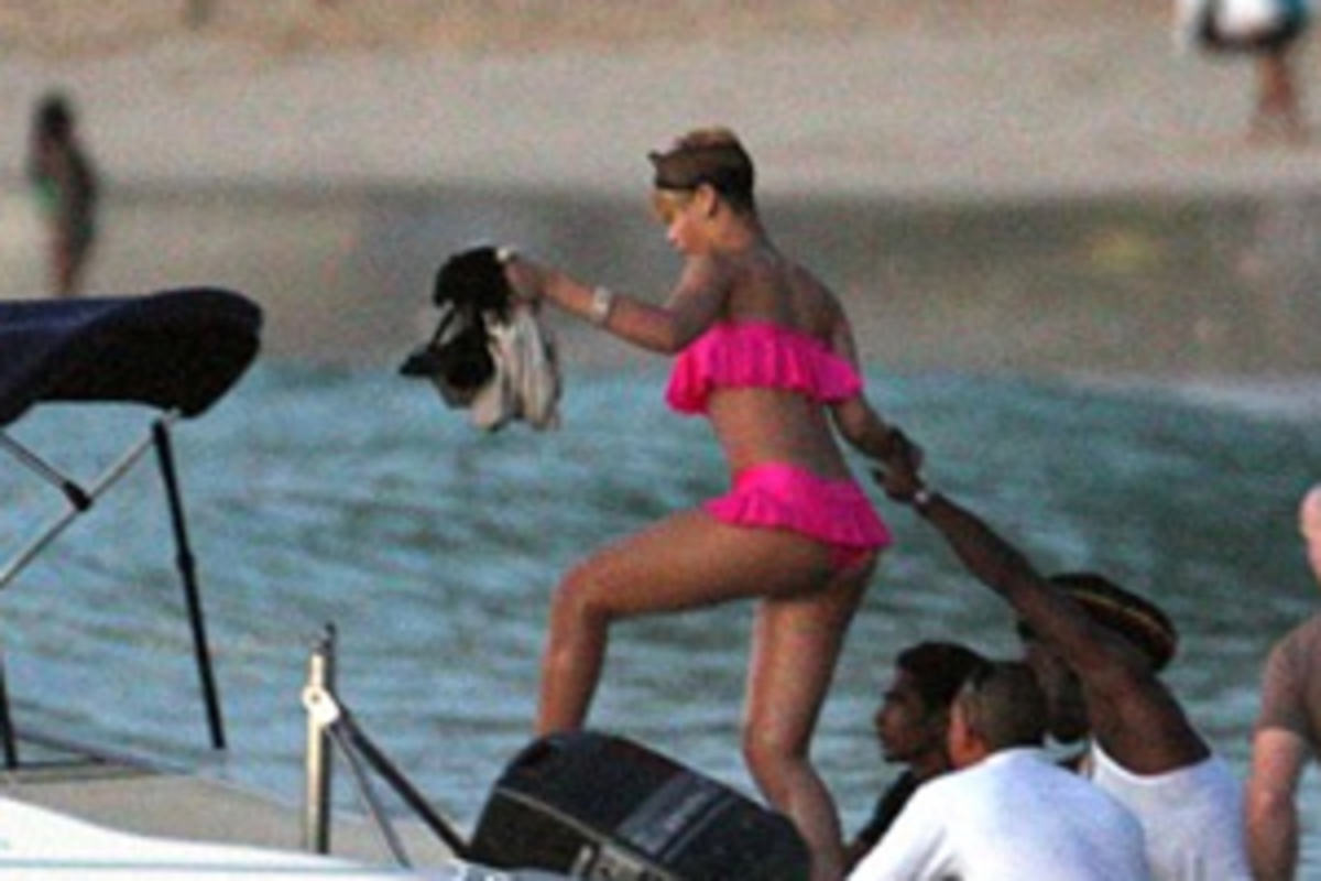 H Rihanna κάνει Χριστούγεννα στην…παραλία!