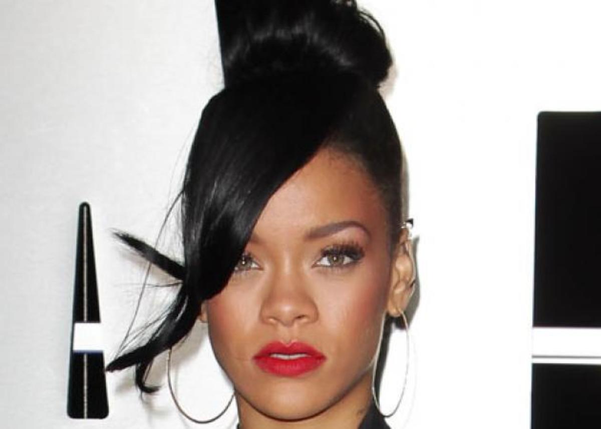 Το πρώτο επίσημο χτένισμα της Rihanna από όταν άλλαξε τα μαλλιά της!