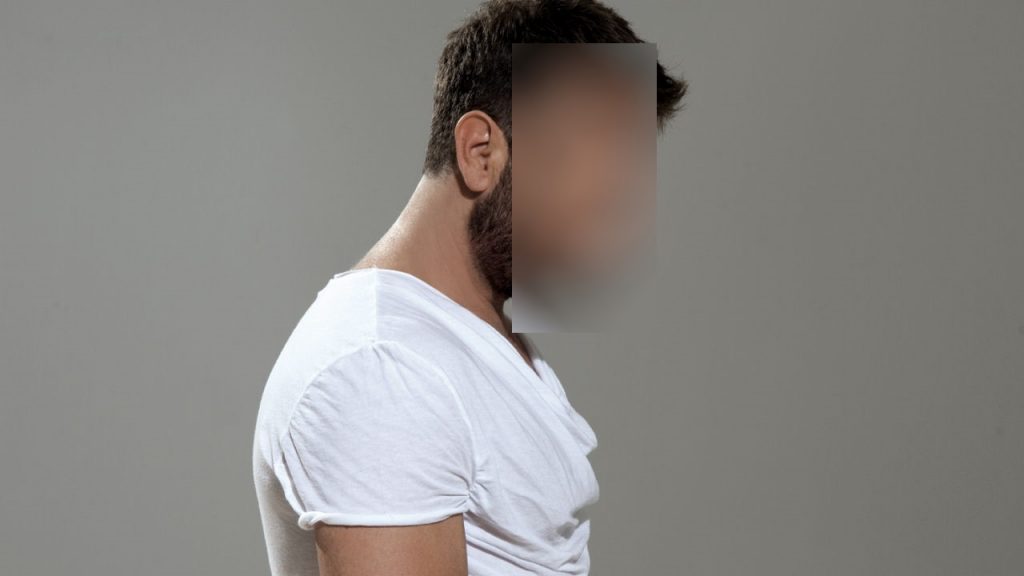 Έλληνας τραγουδιστής …κολάζει με ριγέ μαγιό-σλιπάκι!