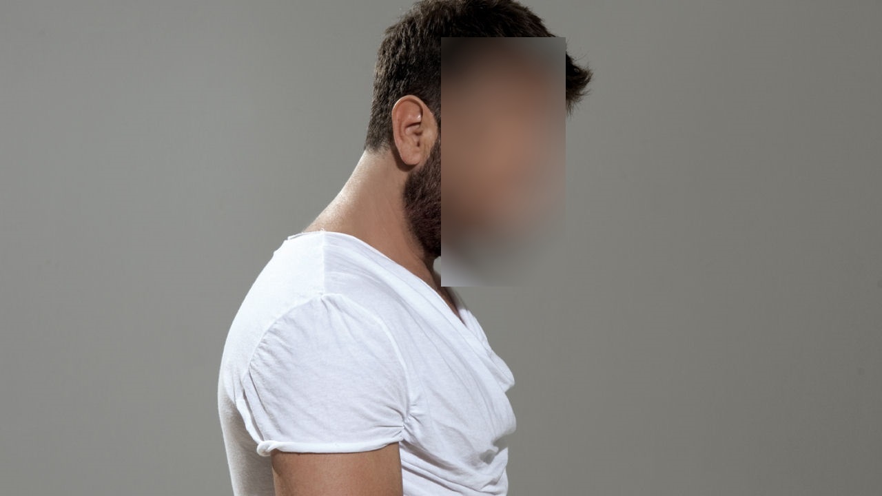 Έλληνας τραγουδιστής …κολάζει με ριγέ μαγιό-σλιπάκι!