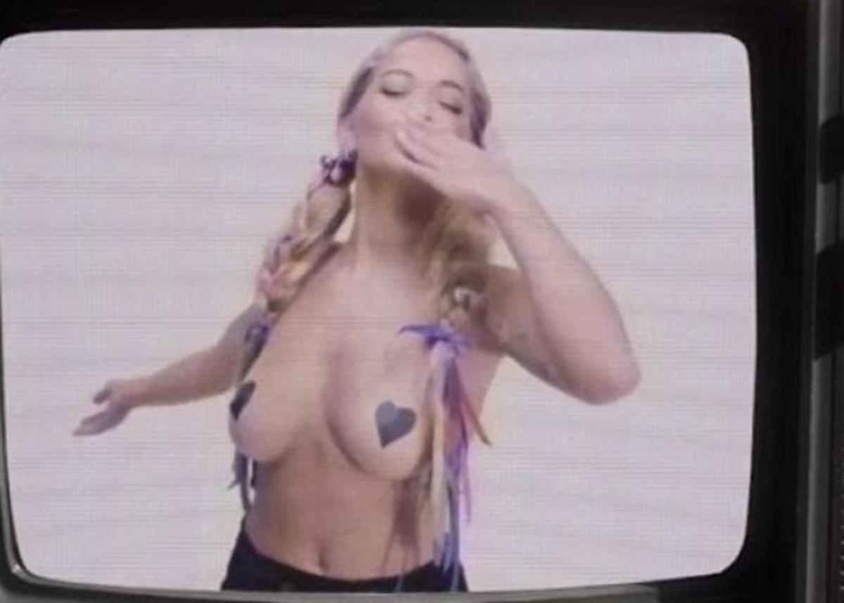 Rita Ora: Χορεύει ημίγυμνη και κολάζει και …”άγιο”! [vid]