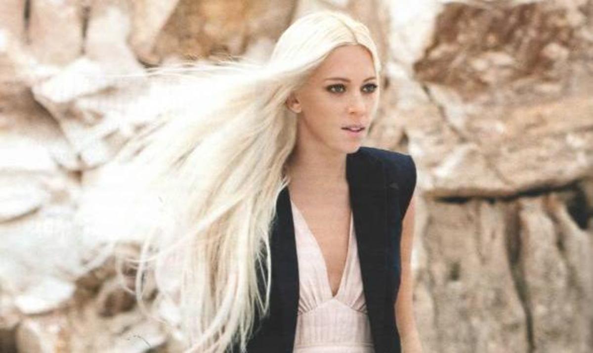 Η τραγουδίστρια Στεφανία Ρίζου σε ρόλο μοντέλου!