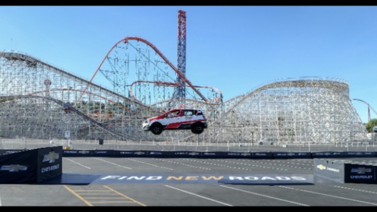 Παγκόσμιο ρεκόρ στο άλμα με… όπισθεν με ένα Chevrolet Aveo! (VIDEO)