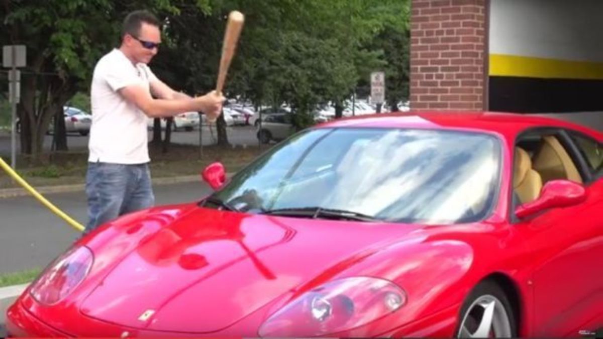 Ιδιοκτήτης σπάει τη Ferrari του με ρόπαλο του μπέιζμπολ [vid]