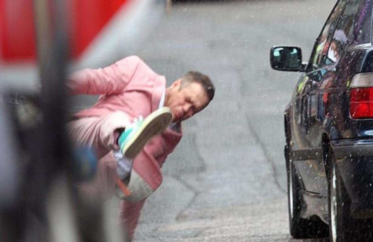 ΔΕΙΤΕ πως ένα αυτοκίνητο χτύπησε τον Robbie Williams