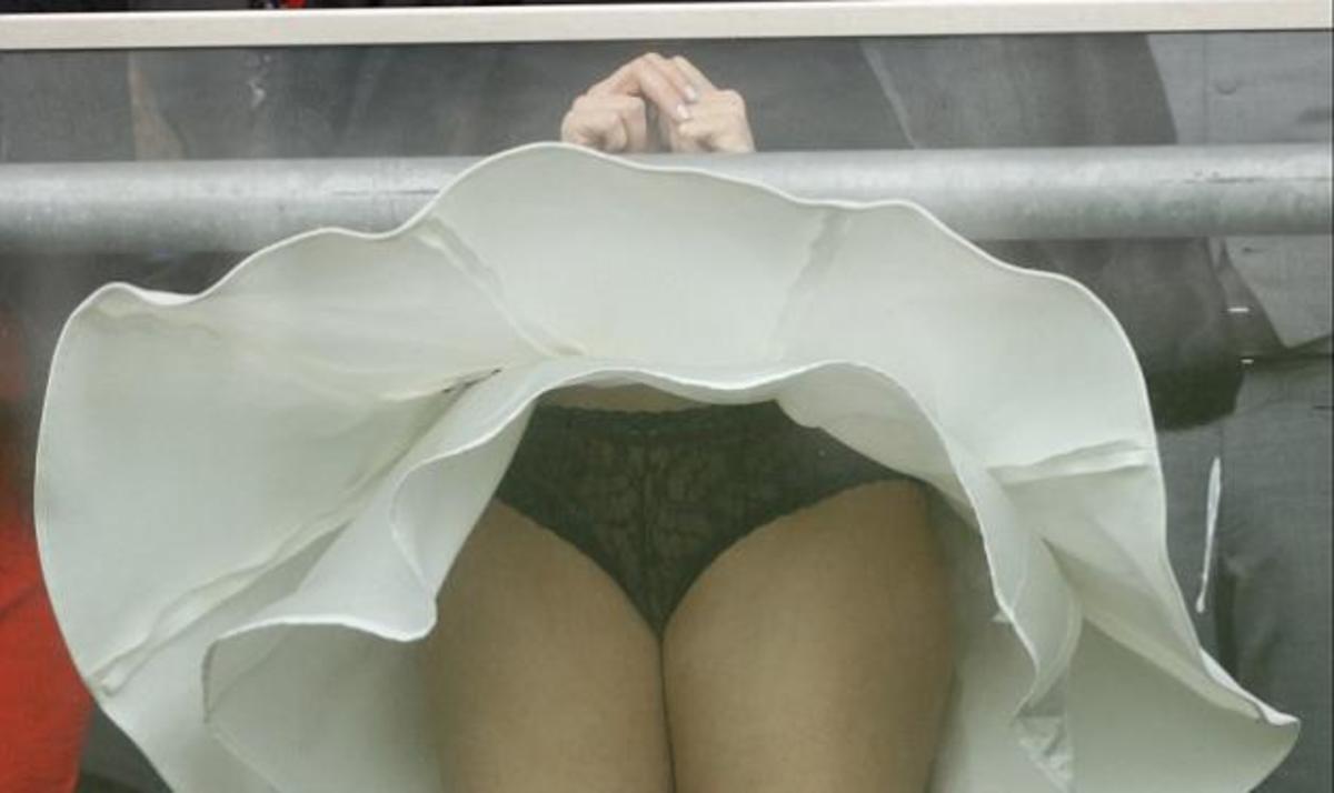 Η γνωστή τραγουδίστρια μας τα έδειξε …όλα! Φύσηξε ο αέρας και…