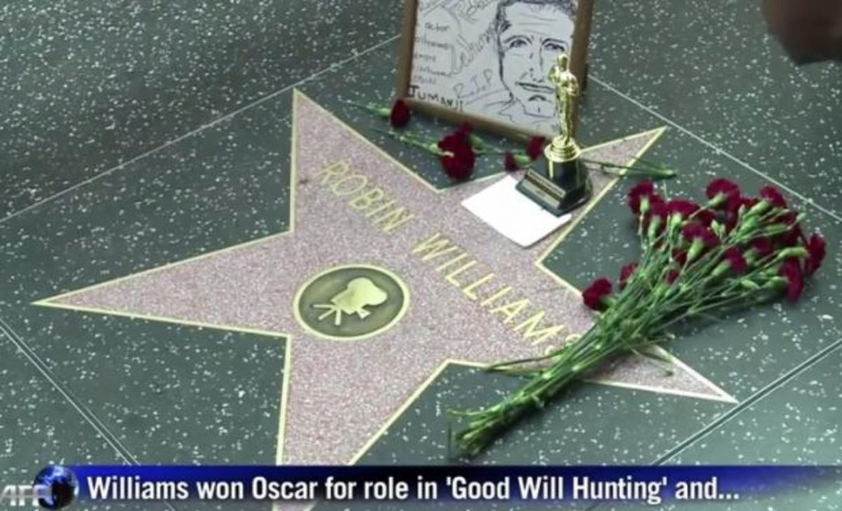 Απαρηγόρητοι οι θαυμαστές του Robin Williams αφήνουν λουλούδια στη Λεωφόρο της Δόξας (βίντεο)