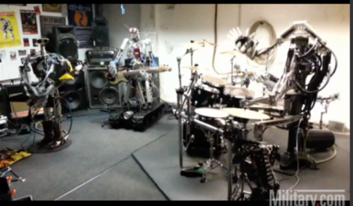 Απίστευτο βίντεο! Ρομπότ …”ροκάρουν”!