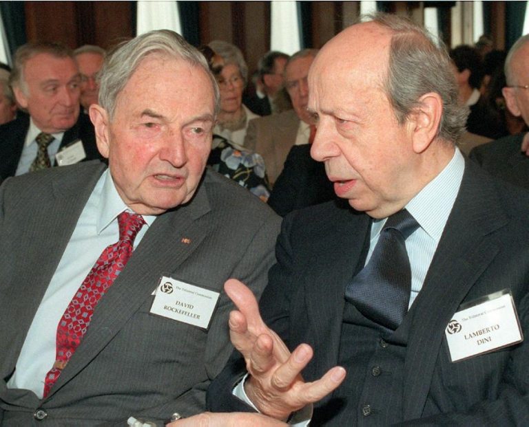 Ο Ντέιβιντ Ροκφέλερ στα αριστερά σε μια φωτογραφία του 1998 με τον τότε υπουργό Εξωτερικών της Ιταλίας Λαμπέρτο Ντίνι