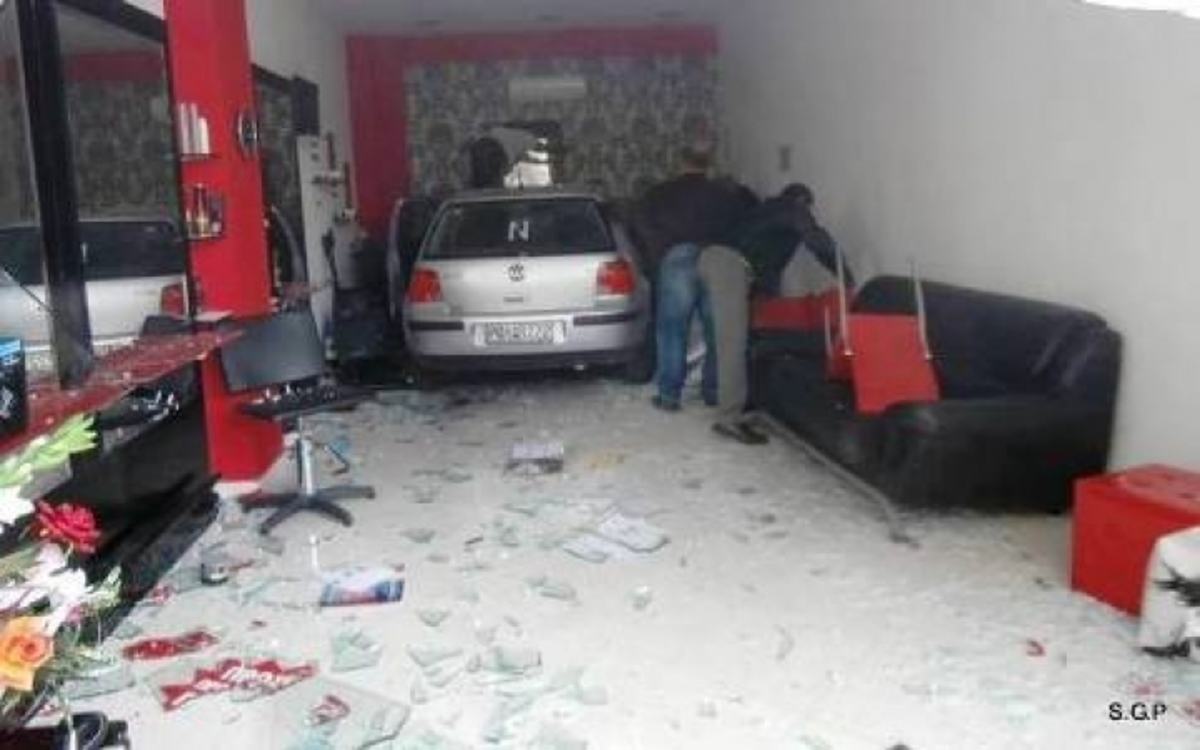 Παραλίγο τραγωδία στη Ρόδο: Αυτοκίνητο “μπούκαρε” σε κομμωτήριο – Τραυματίες η μάνα και ένα κοριτσάκι