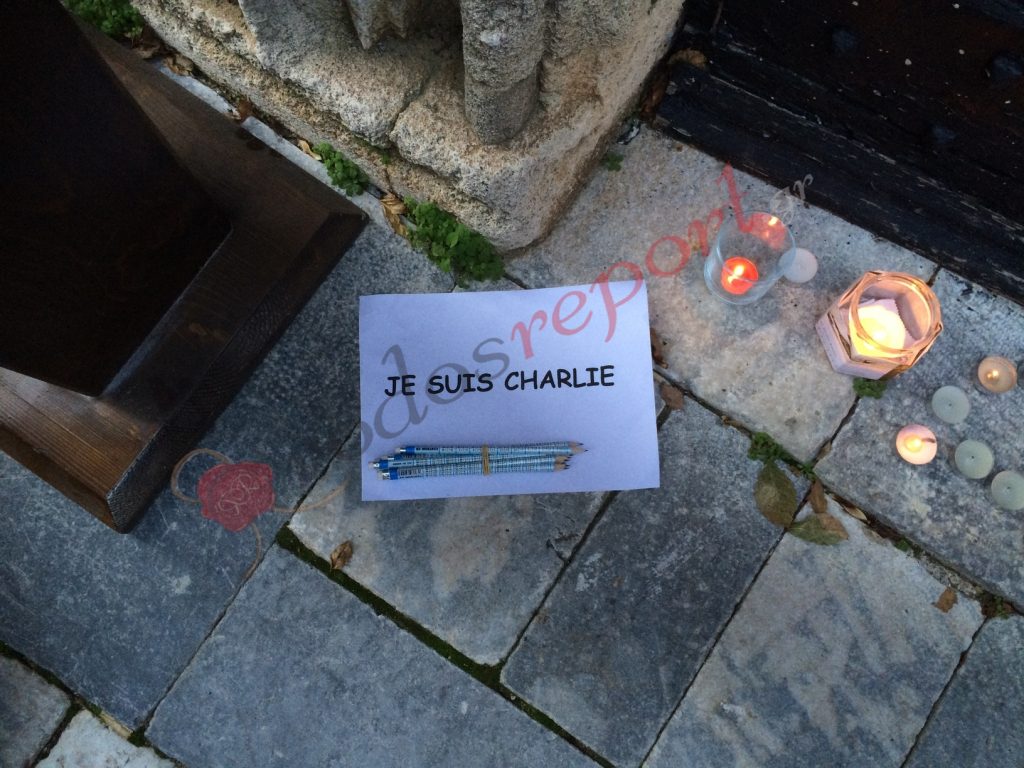 Σιωπηρή διαμαρτυρία και στη Ρόδο για το μακελειό στη Γαλλία (ΦΩΤΟ)