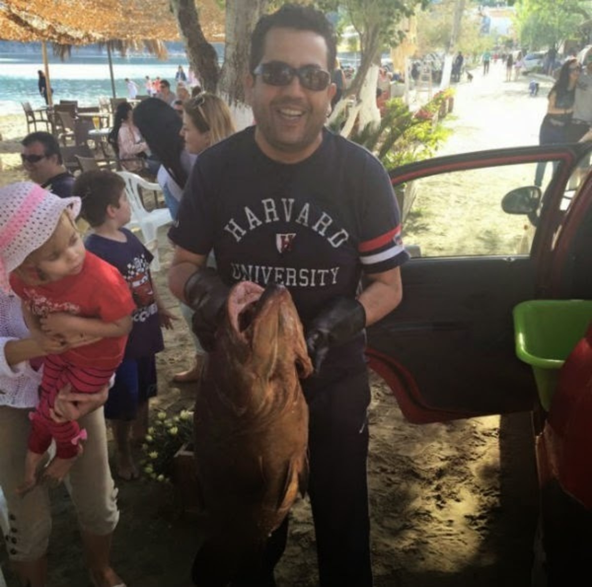 ΦΩΤΟ: Ψάρεψε ροφό στην Εύβοια και κέρασε μεζέ!