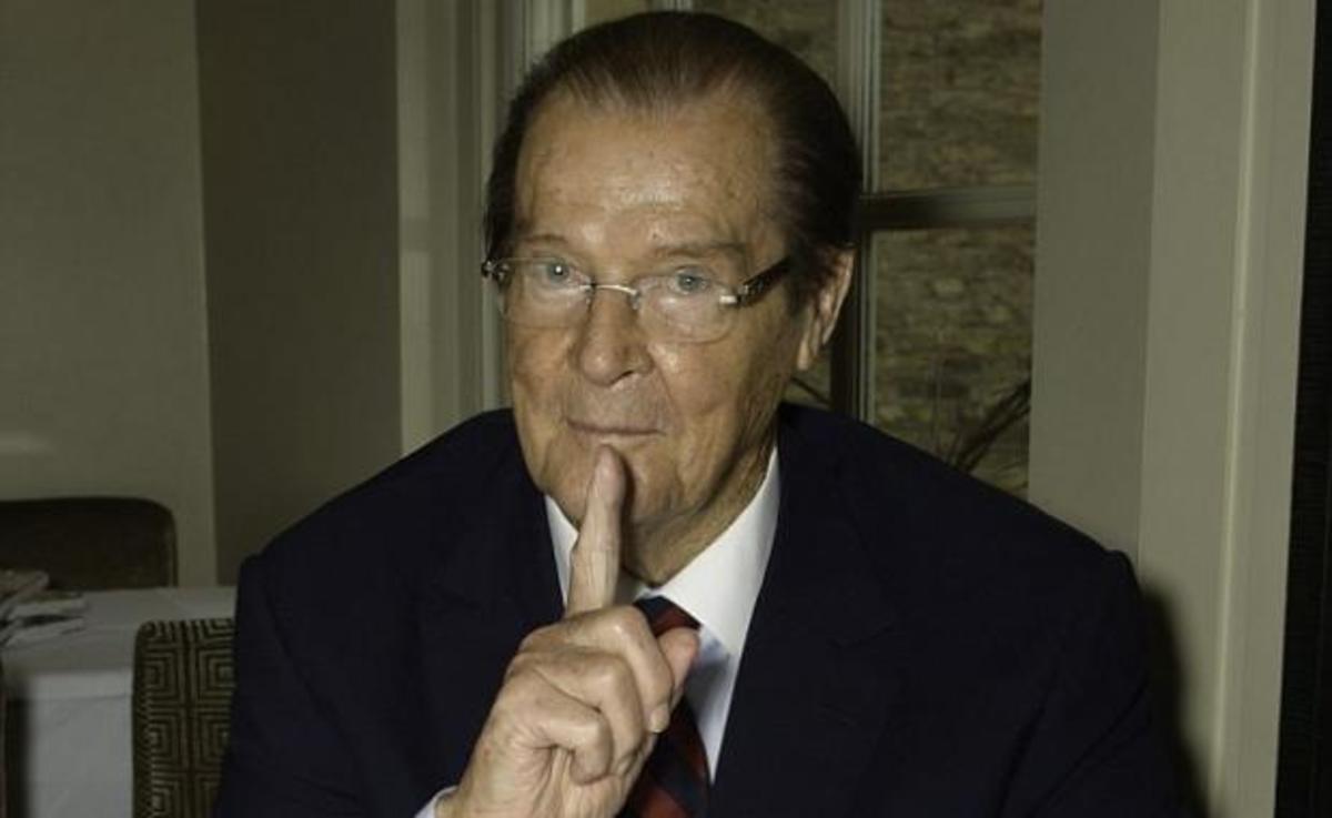 Ο Roger Moore διαλέγει τον επόμενο James Bond…