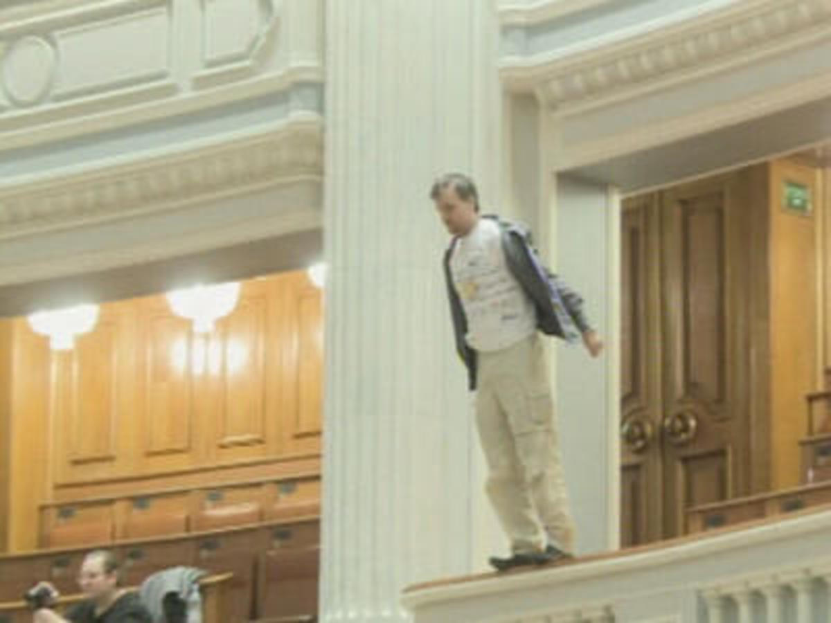 Έπεσε από τον εξώστη της βουλής την ώρα που μιλούσε ο πρωθυπουργός – Δείτε το βίντεο