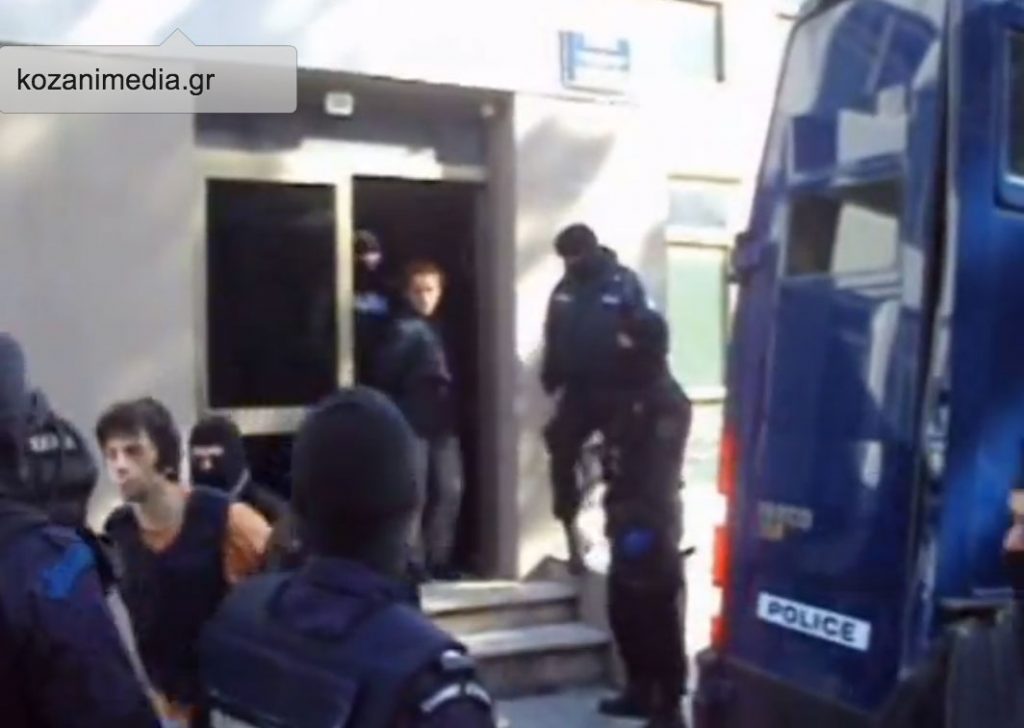 Έφτυσαν τους αστυνομικούς φεύγοντας από την Κοζάνη (VIDEO)