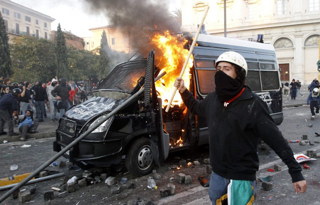 Μετά το “κάψιμο” της Ρώμης ο δήμαρχος απαγορεύει τις πορείες