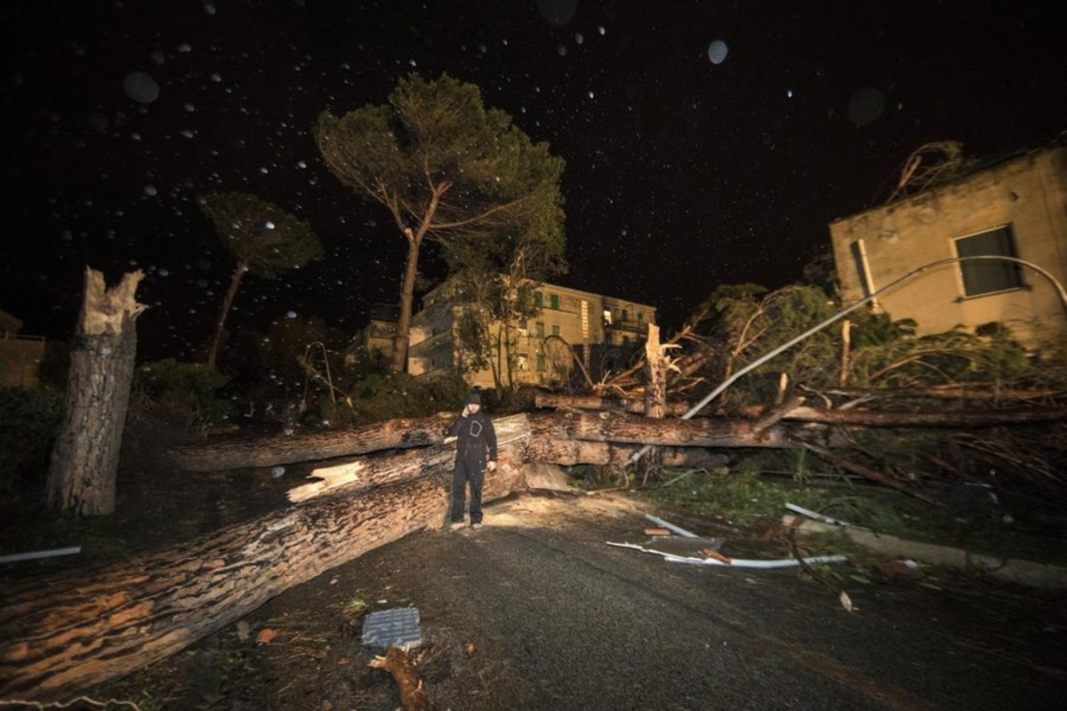Τυφώνας – φονιάς σάρωσε τη Ρώμη, 2 νεκροί – Απίστευτες εικόνες [pics, vid]