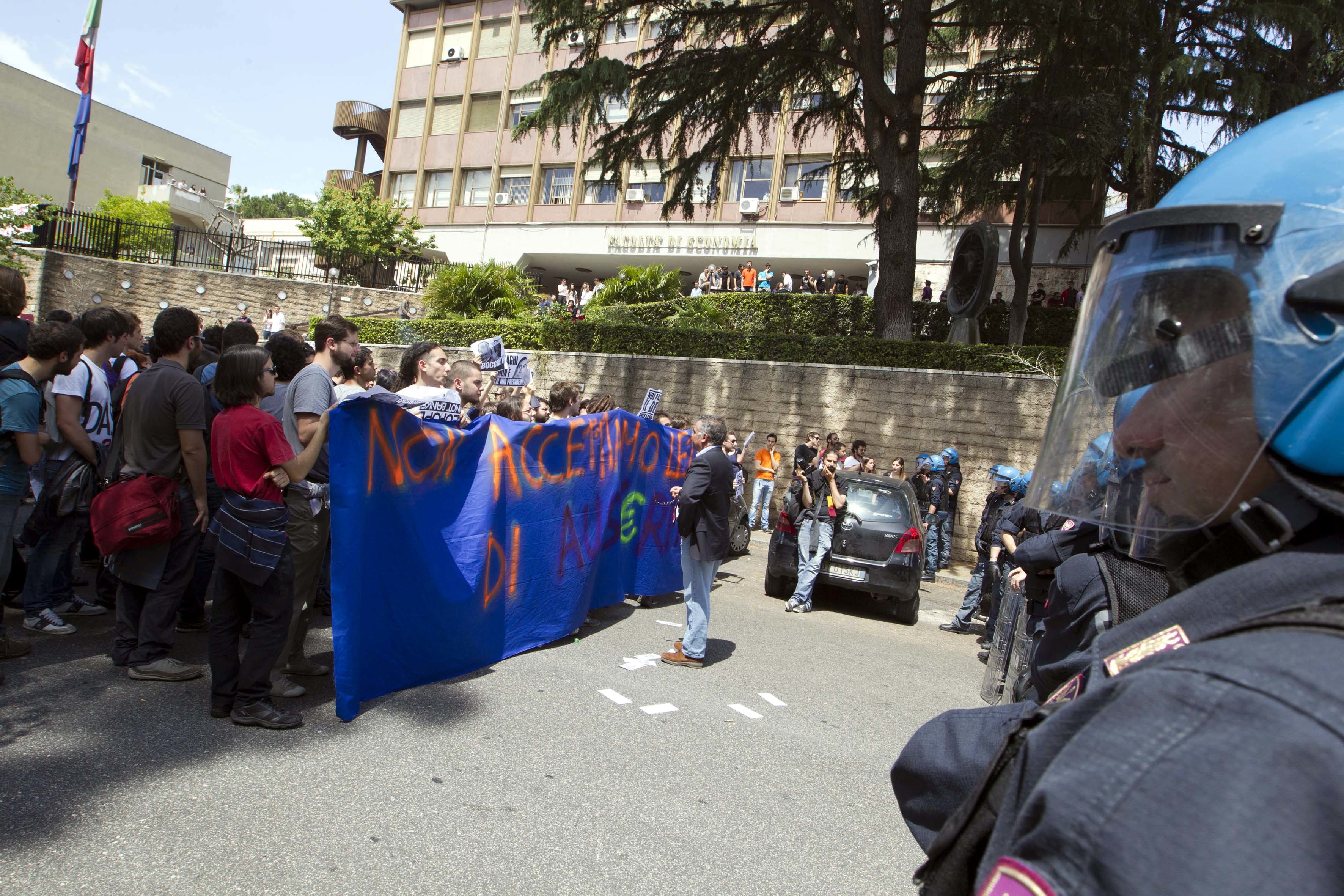 Συγκρούσεις διαδηλωτών με την αστυνομία στη Ρώμη λόγω της λιτότητας